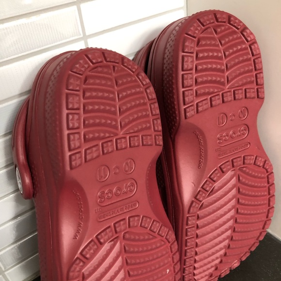 🥳HOST PICK🥳 Unisex Red lined youth CROCS - Picture 8 of 9